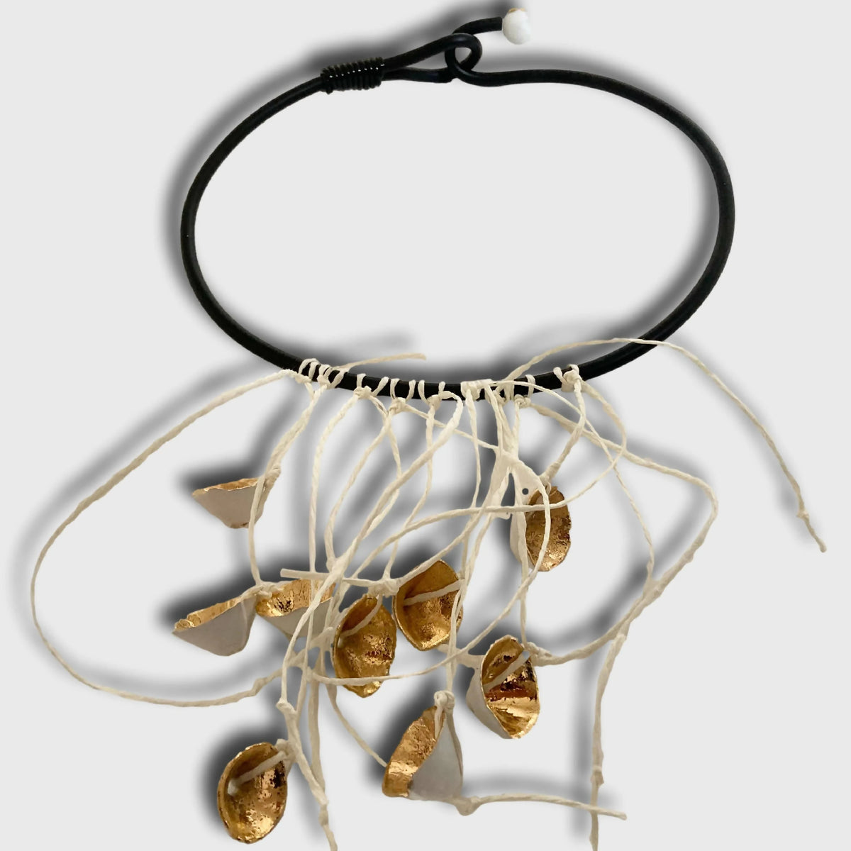 Collier à cordon noir, franges blanches et breloques dorées métalliques, style feuille