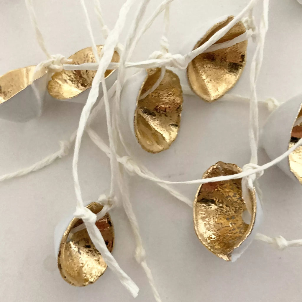 Collier : breloques dorées martelées suspendues sur fils blancs, avec cordon noir