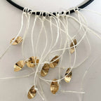 Collier à cordon noir et franges blanches, breloques dorées pailletées suspendues