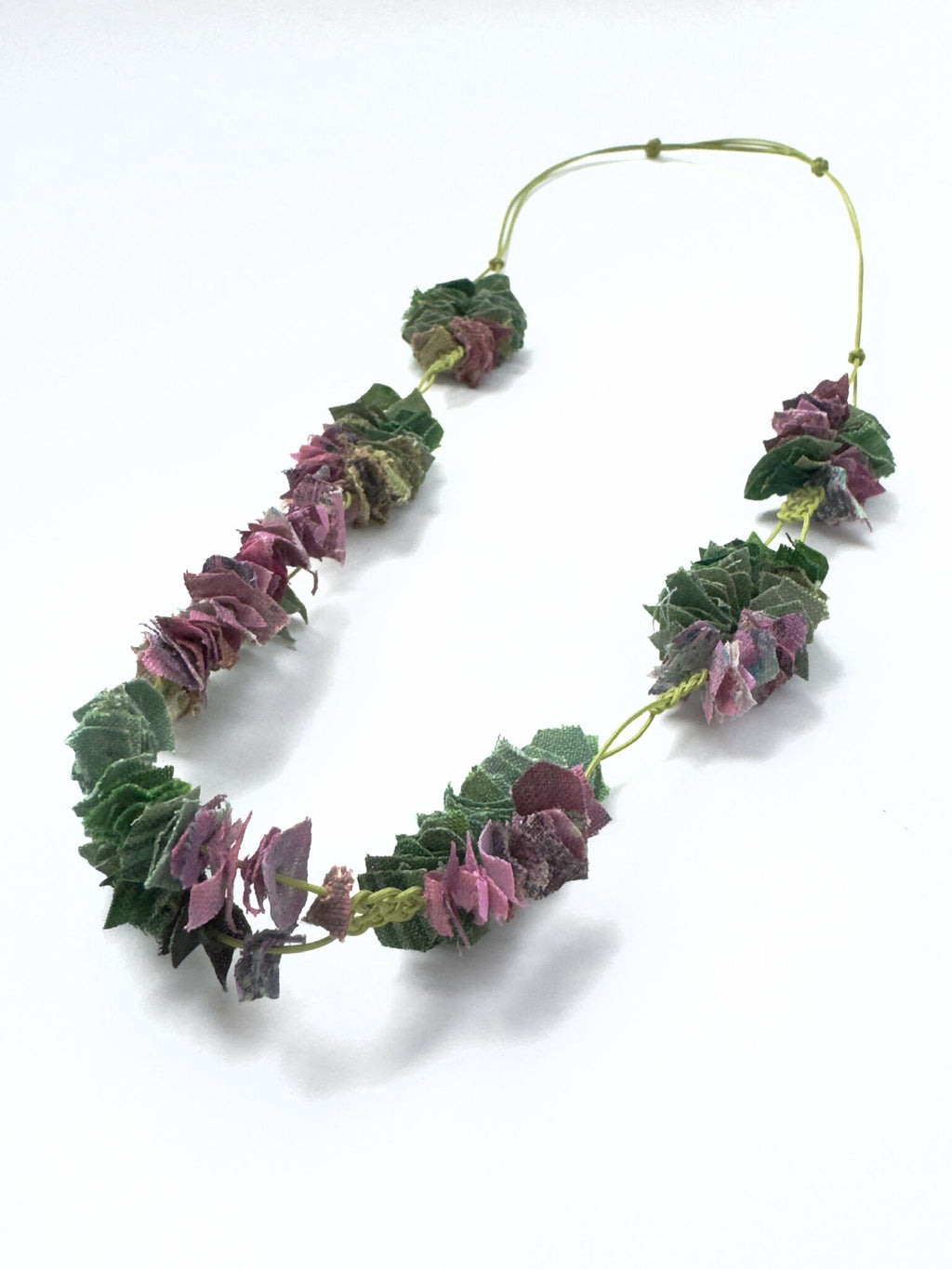 Collier en tissu vert et violet avec pendentifs en rosettes décoratives