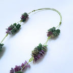 Collier en chapelet, cordon vert et rosettes en tissu vert et violet