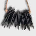 Collier de cristaux de porcelaine noirs, pendentif en rangées d’éléments noirs sur cordon