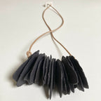 Collier de cristaux de porcelaine noirs, pendentif en forme de goutte avec cordon brun