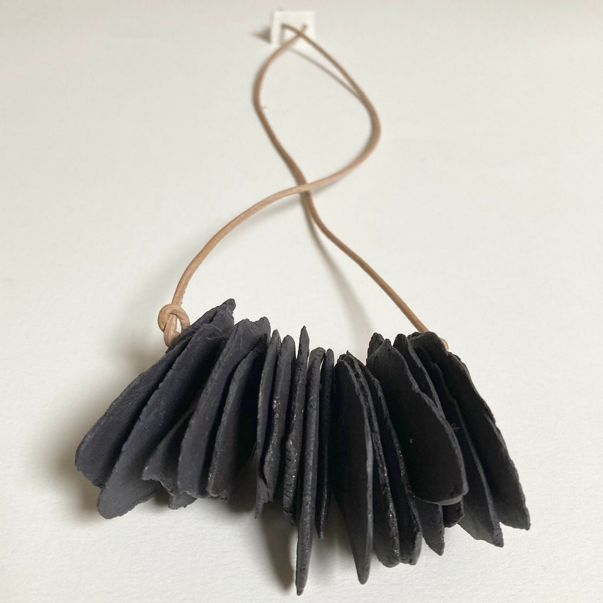 Collier de cristaux de porcelaine noirs, pendentif en forme de goutte avec cordon brun