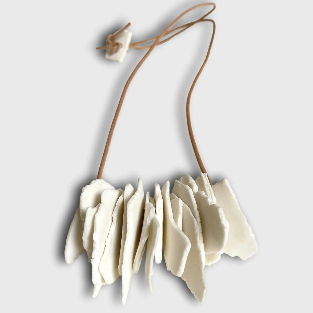 Collier en cristaux de porcelaine, pendentif blanc en forme de feuilles sur cordon