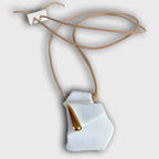 Collier à pendentif en porcelaine blanche, pointe dorée, cordon cuir fin