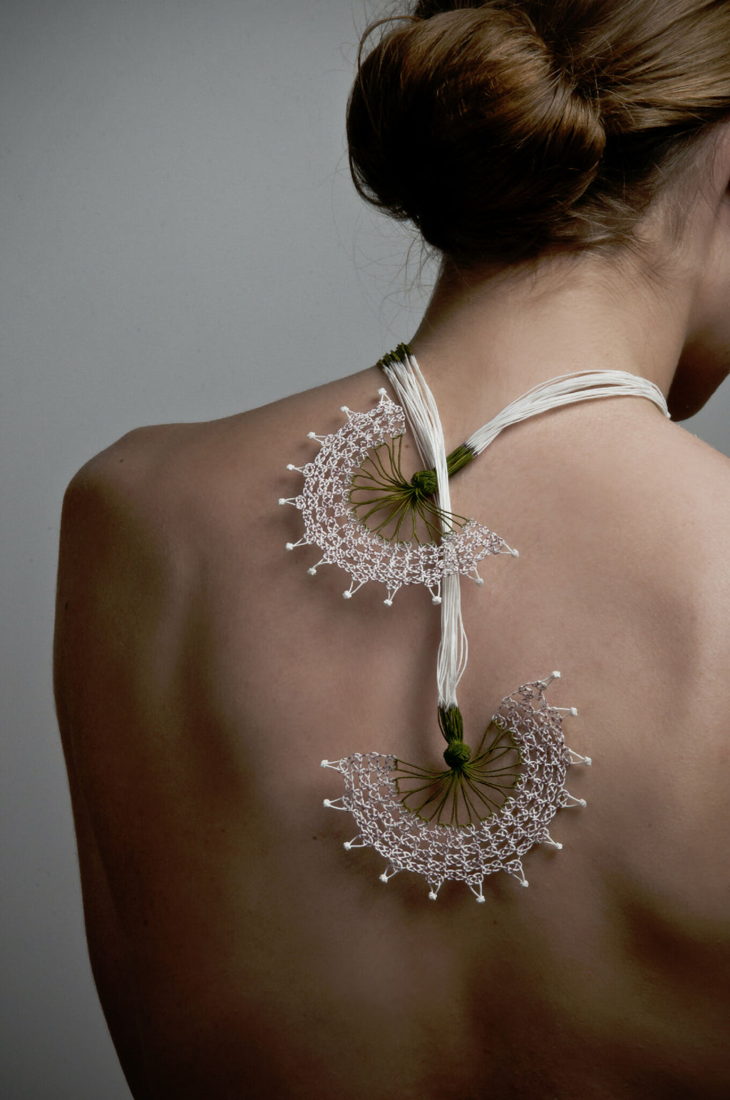 Collier éventail en soie : deux pendentifs ajourés rose pâle et verts