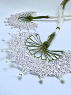 Collier éventail en soie : guirlande de perles et pendentifs éventail ajourés rose clair