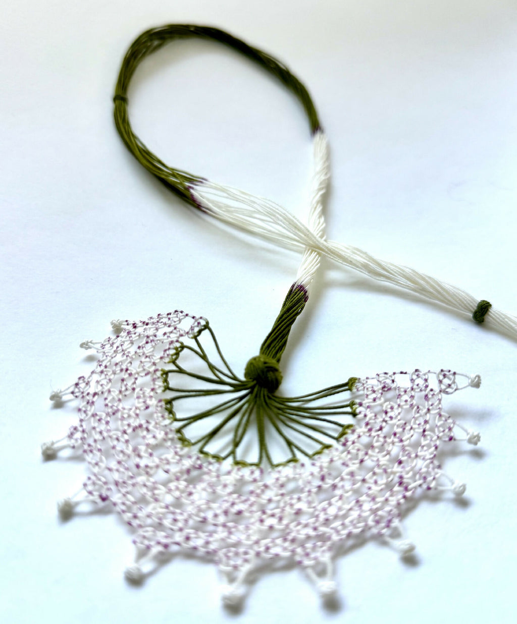 Collier éventail en soie : deux pendentifs éventail ajourés rose clair sur cordon vert