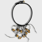 Collier en cordon noir avec pendentifs en métal doré en forme de goutte