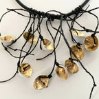 Collier cordon noir tressé avec plusieurs pendentifs métal doré
