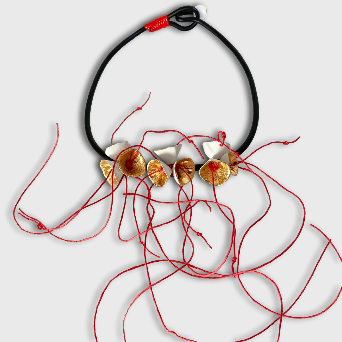 Collier à pendentifs fleurs dorées sur cordon noir, fils rouges enroulés