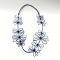 Collier de fleurs de prunier bleu en fil, fleurs enchevêtrées sur cordon souple.