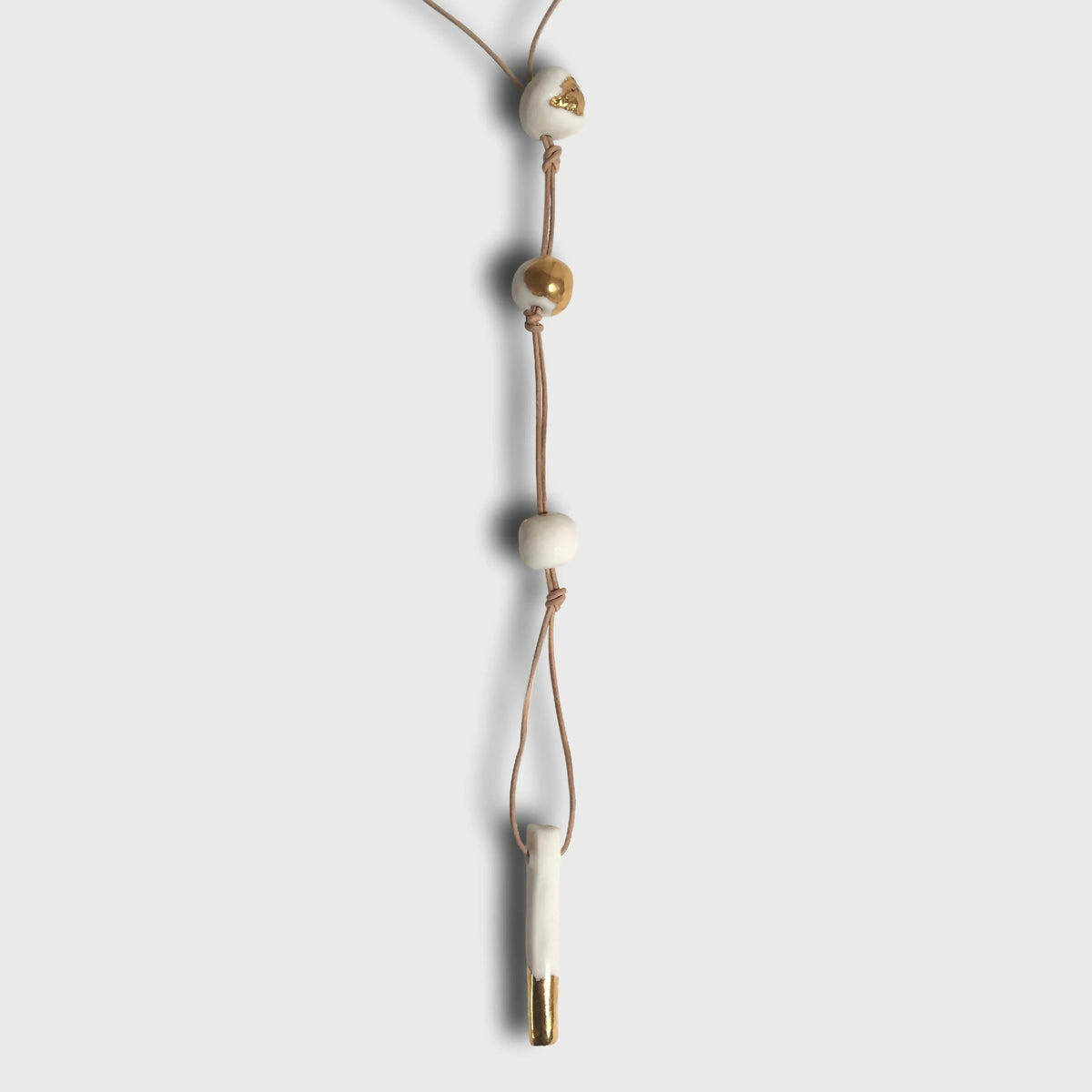 Collier en cuir brun avec pendentif en porcelaine blanc et gouttes dorées