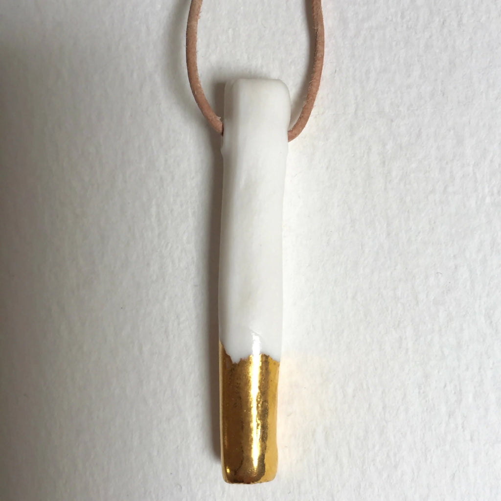 Pendentif de collier en porcelaine blanche avec pointe dorée et cordon cuir brun