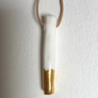 Pendentif de collier en porcelaine blanche avec pointe dorée et cordon cuir brun