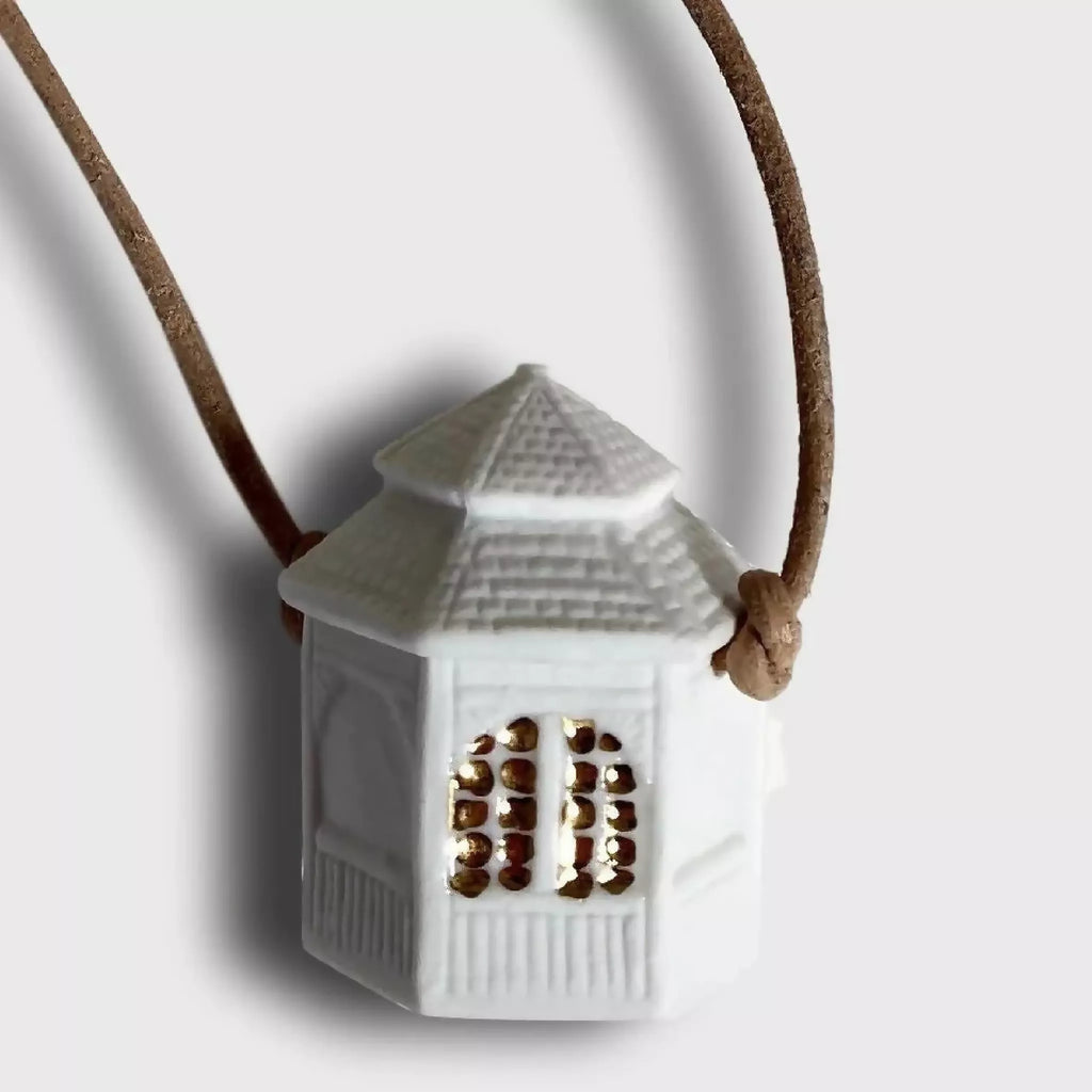 Pendentif maison blanche émaillée avec fenêtres dorées, cordon brun noué