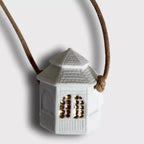 Pendentif maison blanche émaillée avec fenêtres dorées, cordon brun noué