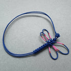 Bracelet bleu circulaire avec motif de libellule rose en relief, cordons noués.