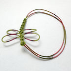 Bracelet cordon vert tressé avec motif noué multicolore rouge-brun et rose clair.