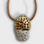 Collier en cuir marron, pendentif porcelaine oval : dôme doré texturé et base blanche