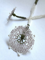 Collier en soie: pendentif trèfle en maille argentée, cordons torsadés