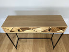 Console en chêne avec tiroir central à losanges et boutons noirs, pieds en métal
