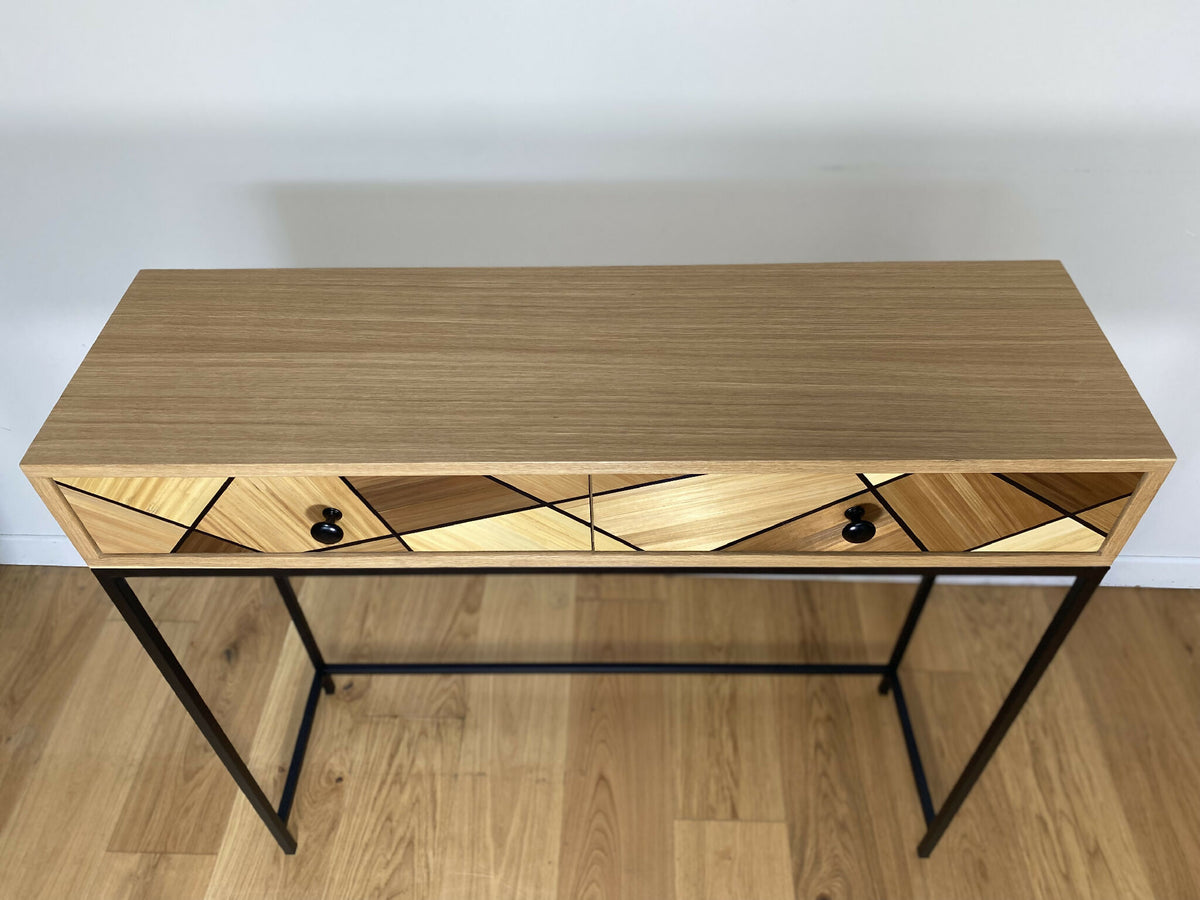 Console en chêne avec tiroir central à losanges et boutons noirs, pieds en métal