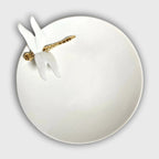 Coupe en porcelaine blanche avec libellule blanche et tige dorée