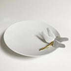 Coupe en porcelaine blanche, libellule blanche et barre dorée sur le rebord
