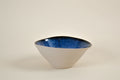 Bol en céramique blanc à intérieur bleu, forme évasée, vue de dessus