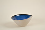 Bol en céramique blanc, intérieur bleu, forme évasée, vue de profil