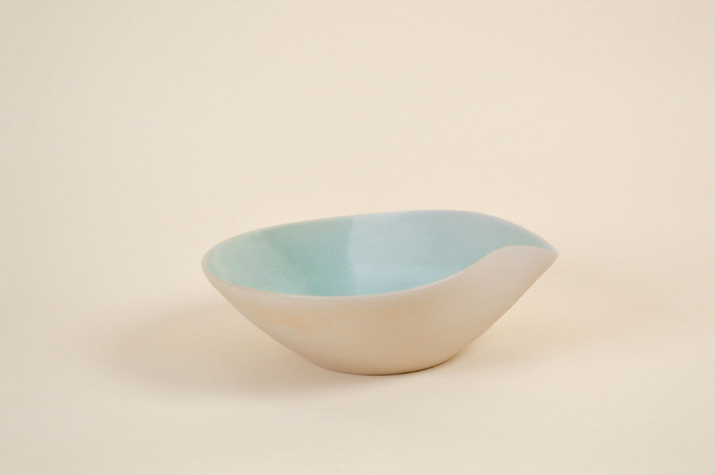 Coupe n°6 en céramique, extérieur crème, intérieur bleu clair, forme évasée.