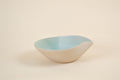 Coupe n°6 en céramique, extérieur crème, intérieur bleu clair, forme évasée.