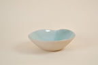 Coupe n°6 évasée, extérieur crème, intérieur bleu clair, vue de dessus.