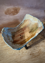 Coupe ou jardinière tripode en céramique, intérieur beige doré, extérieur bleu-gris, trois pieds.