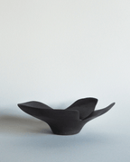 Coupelle vide-poche Corolle en grès, émail bronze, façonnée à la main par Strato Studio