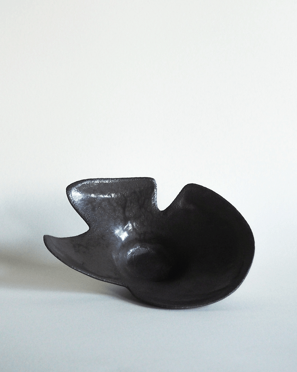 Coupelle vide-poche Corolle en grès, émail bronze, façonnée à la main par Strato Studio