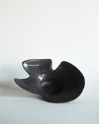 Coupelle vide-poche Corolle en grès, émail bronze, façonnée à la main par Strato Studio