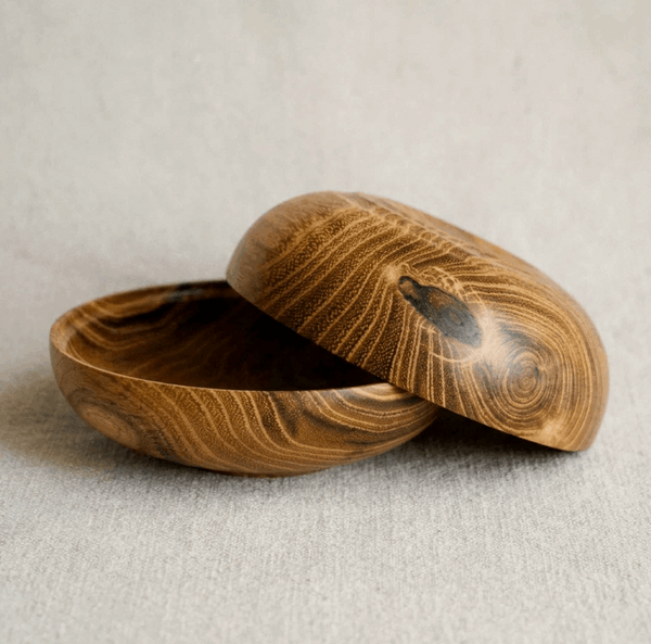 Coupelle en bois en forme de double cœur, deux demi-coques ouvertes