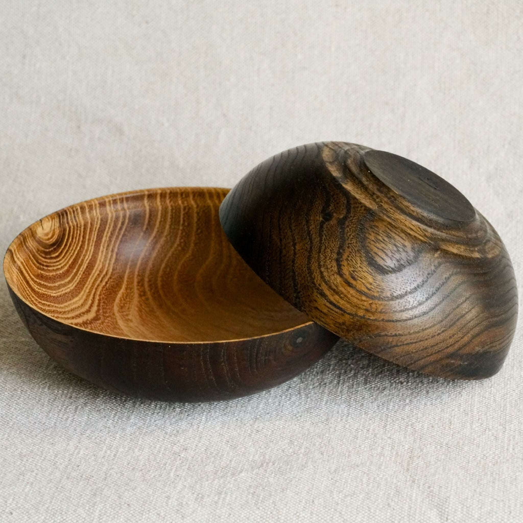 Coupelles en bois double cœur, deux demi-coques, veinures marron et sombres