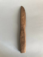 Couteau en bois taillé, lame longue verticale, manche monobloc, brun.