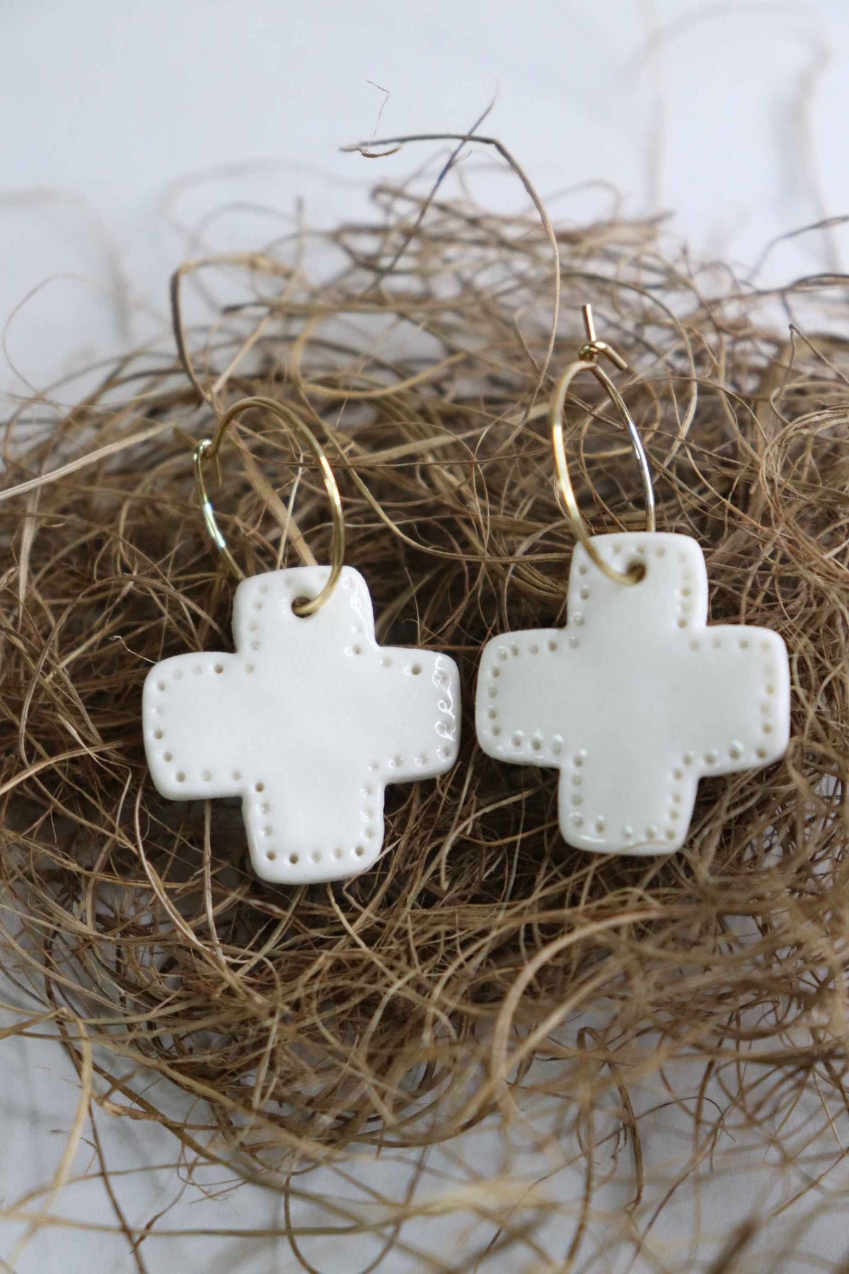 Créoles « Croix Étoilées » Boucles d'Oreilles en Porcelaine Blanche Émaillée