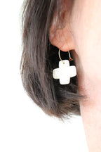 Créoles « Croix Étoilées » Boucles d'Oreilles en Porcelaine Blanche Émaillée