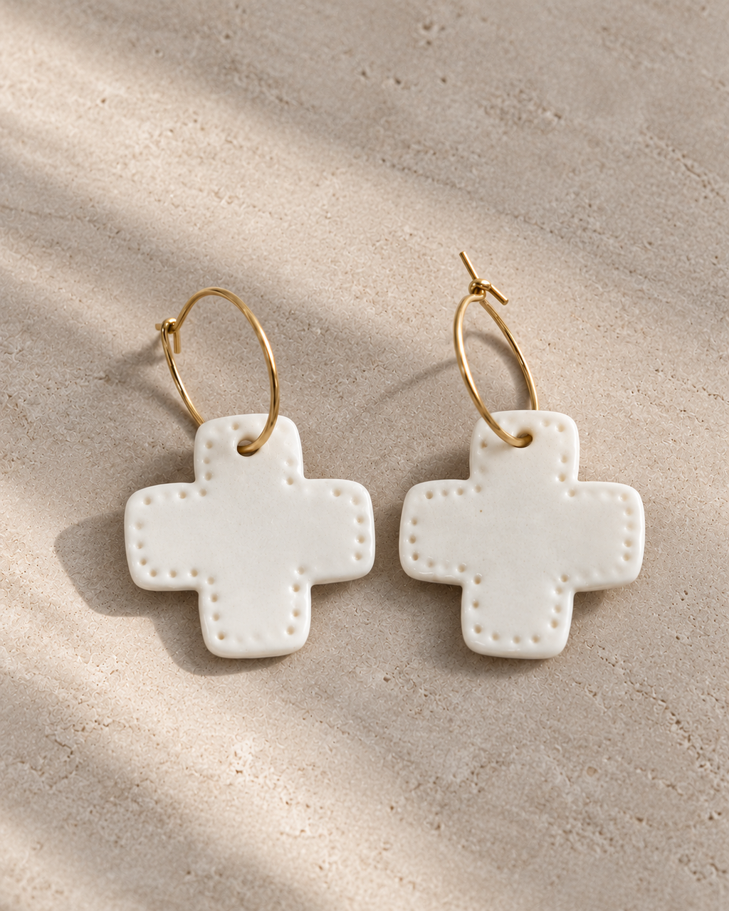 Créoles « Croix Étoilées » Boucles d'Oreilles en Porcelaine Blanche Émaillée