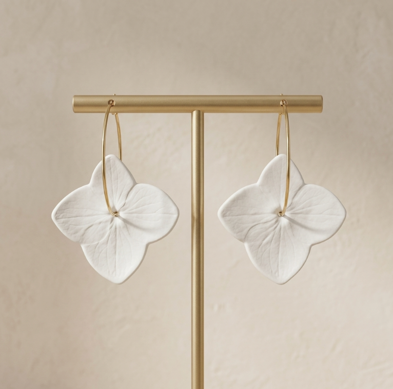 Paire de boucles d’oreilles en porcelaine blanche, fleurs blanches pendantes