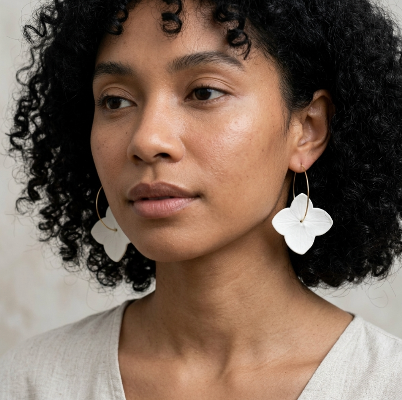 Boucles d’oreilles en porcelaine blanche en forme de fleur, pendantes