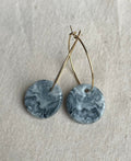 Boucles d’oreilles créoles en porcelaine émaillée bleu foncé, motif marbré, anneaux dorés
