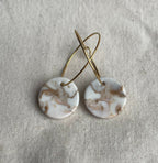 Boucles d’oreilles créoles en porcelaine émaillée blanche, motif marbré beige, anneaux dorés