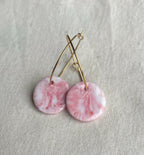 Boucles d’oreilles créoles en porcelaine émaillée rose, motif marbré, anneaux dorés